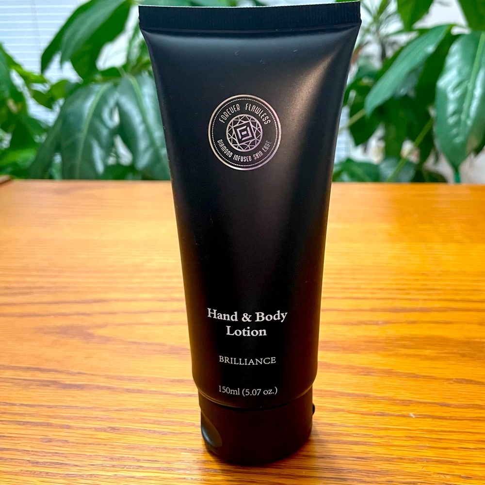 FOREVER FLAWLESS Brilliance Diamond Infused Hand and Body Lotion 5.07 oz